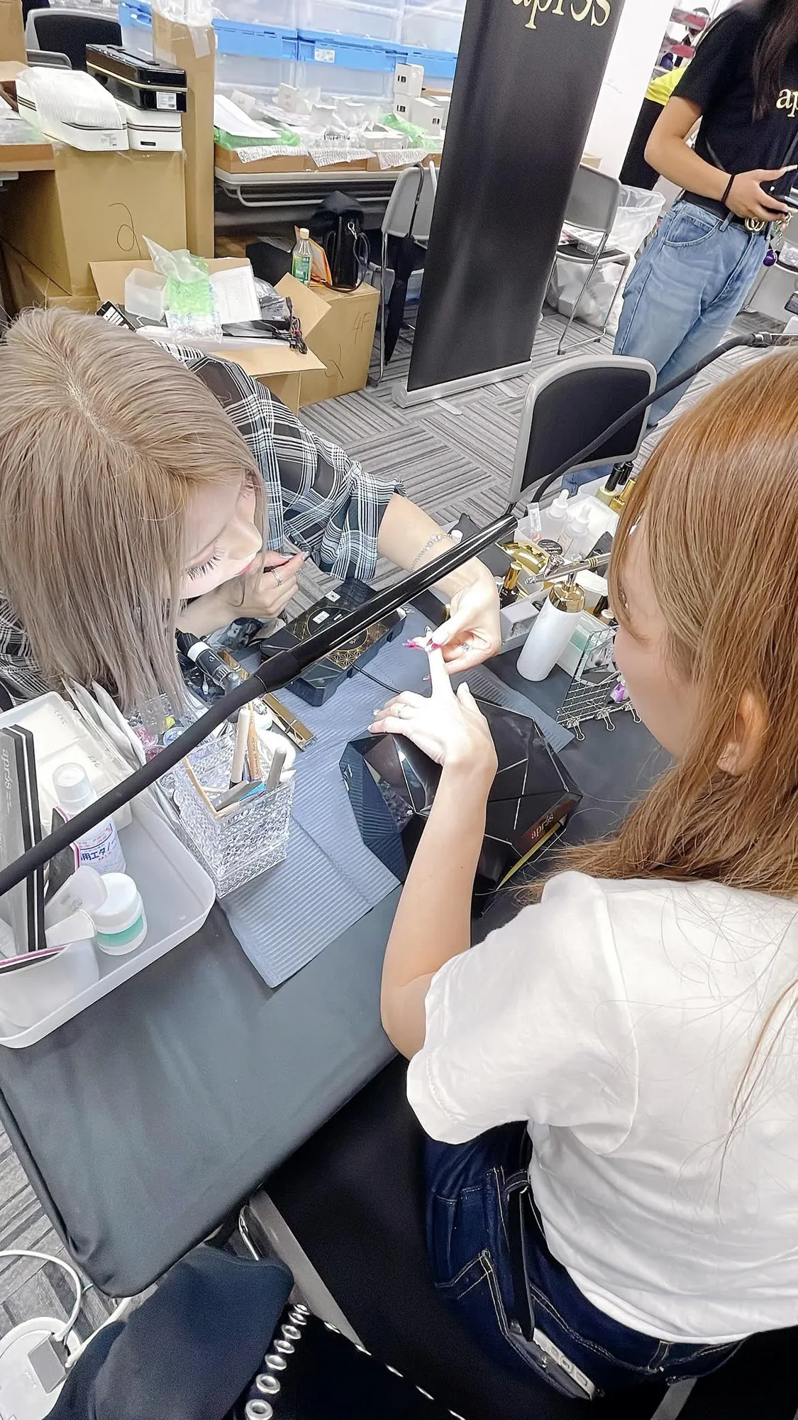 ブースでネイルを施術するSAYAKA