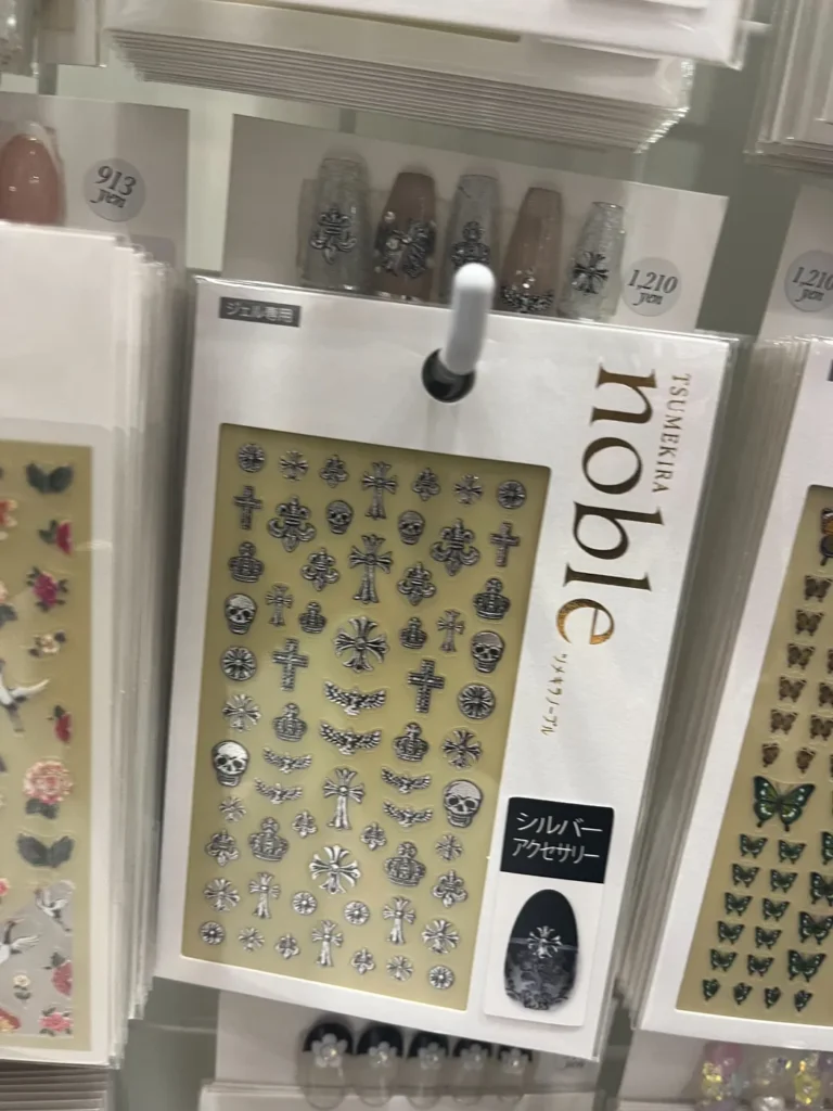 イベントブースに並ぶ noble のシルバーアクセサリーシール