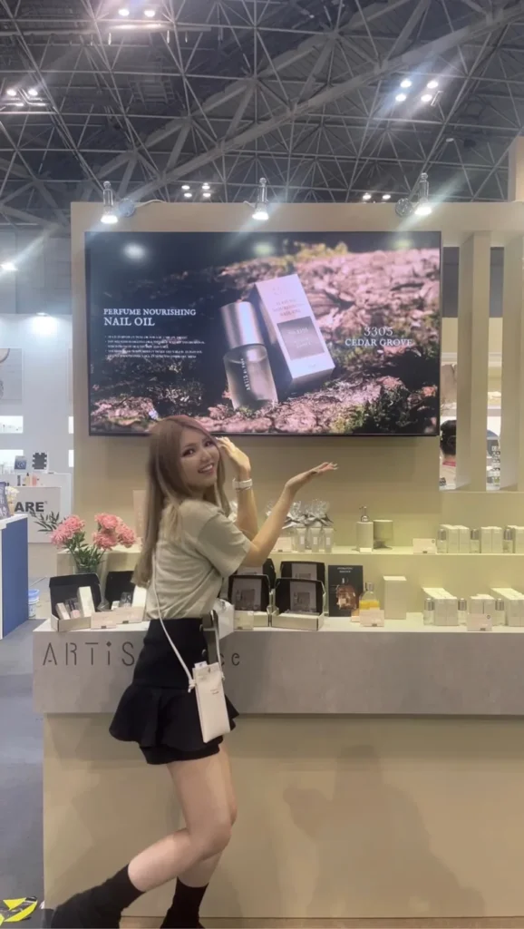ARTiS di Voce の展示の前でのSAYAKA